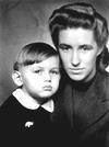 Gisela Tschofenig-Taurer (1917-1945): Heirat im KZ Dachau Gisela Tschofenig-Taurer mit Sohn Hermann Gisela Taurer wurde am 21. Mai 1917 in St.