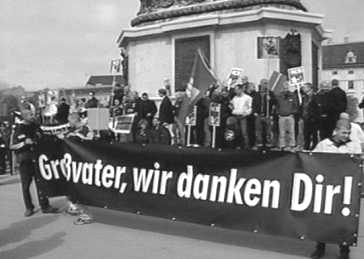 Neonazis demonstrieren gegen die neu gestaltete Ausstellung "Verbrechen der Wehrmacht", Ewald Stadler verlautet, Åsterreich sei 1945 "angeblich" vom Faschismus befreit worden.