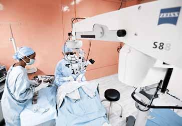 Firmensponsor engagiert, vergibt Carl Zeiss gemeinsam mit dem Dr. R. P. Centre for Ophthalmic Sciences in Neu-Delhi Aus- und Fortbildungsstipendien in Höhe von 300.000 Indischen Rupien pro Jahr.