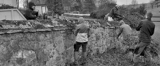 Koch wurde mit dem Abriss und dem Herstellen des Stellplatzes beauftragt. Die Fa. Trinitz war für die Sanierung der angrenzenden Friedhofsmauer zuständig.