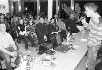 INFORMATIONSVERANSTALTUNG ZUR JUGENDARBEIT IN DER GEMEINDE Der Sitzungssaal platzte aus allen Nähten, als kürzlich Bürgermeister Heinrich Seißler zum Jugendforum geladen hatte.