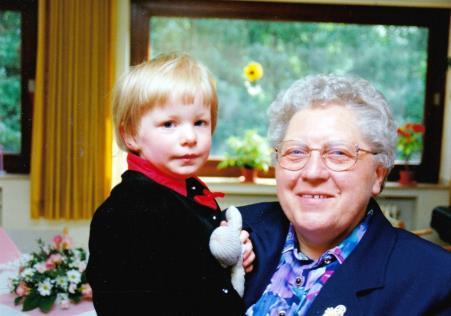 Nachruf Erna Kunz rau Erna Kunz hat als F Erziehungshelferin über 20 Jahre in der Prot. Kindertagesstätte Oberlin gearbeitet, bis zum ihrem Renteneintritt 1992.
