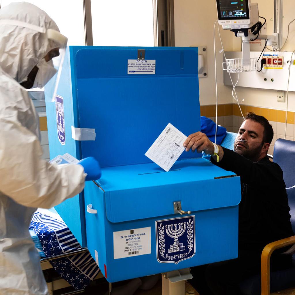 Ein Patient gibt auf der Coronastation des Sheba Medical Center seine Stimme