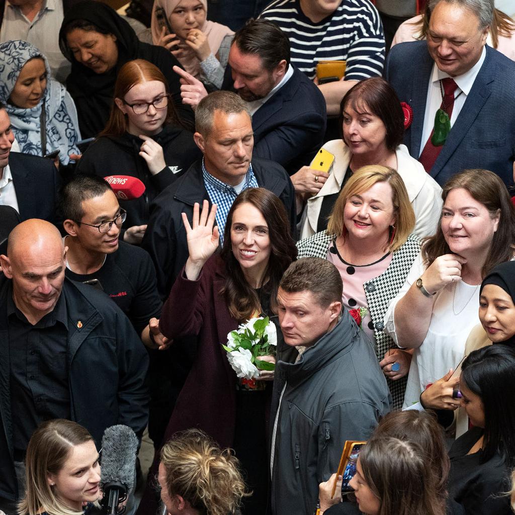 34 Kurz vor der Wiederwahl winkt die neuseeländische Premierministerin Jacinda Ardern in einem