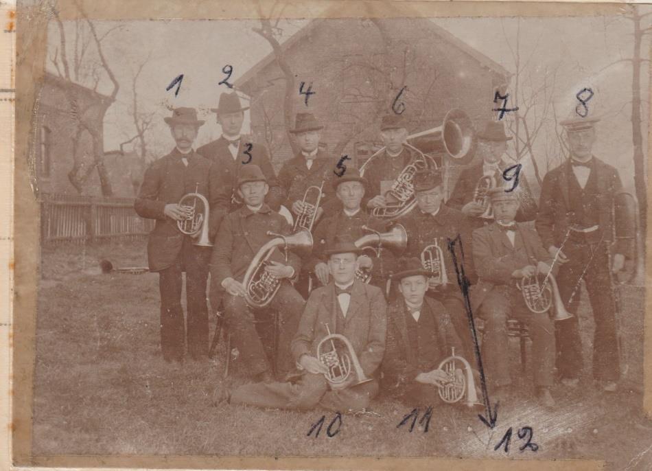Fotografie aus dem Jahr 1904 vor der damaligen Volksschule Beendorf 1: Fritz Kottkamp Nr.