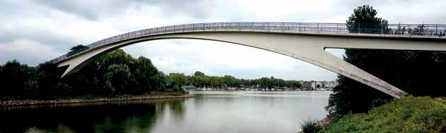 Der Brückenpfeiler steht asymmetrisch nahe dem rechtsrheinischen Ufer, weil dies von der Schifffahrt aus Sicherheitsgründen verlangt wird.