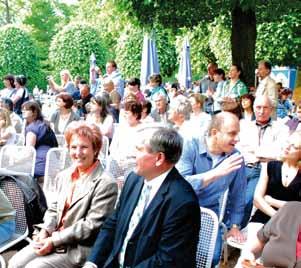 Man kann für alles ein Goethe-Zitat finden, sollte es aber nicht immer tun: Bei diesen Sommerfest-Aufnahmen würden manche Autoren zum Gewimmel aus dem Faust neigen... Foto oben: Prof. Dr.-Ing.