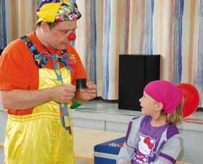 Clown Fridolin dreht auf Fest zum Kindertag in der Klinik für Kinder- und Jugendmedizin Der Klinikclown Fridolin hat seine Tricks drauf.