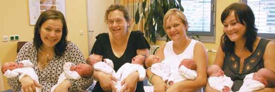 Foto: Hansel Auf dem Rundbett eines Entbindungsraumes der Klinik für Frauenheilkunde und Geburtshilfe im Klinikum Chemnitz fanden sich, strahlend vor Glück, die frischgebackenen Zwillingsmütter mit