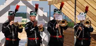 Mit festlicher Musik eröffnete das Blechbläserquintett des Musikkorps der Bergstadt Schneeberg e. V. das Fest. Zahlreiche Gäste waren gekommen, um dieser Feierlichkeit beizuwohnen.