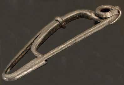 Fibel aus Silber antik stellen, da es ähnlich wie bei den Schulterklappen an Uniformen Aufschluss über Rang und Funktion des Trägers gab. Die Fibeln blieben bis ins 14.