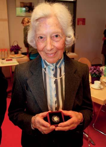 schöner Geschichten. Petra Tebelmann Besonderen Beifall erhielt Frau Dr. Helga Oehlrich (93) aus Hamburg. Sie erhielt ihre Ehrennadel für 75 Jahre treue Vereinsmitgliedschaft.
