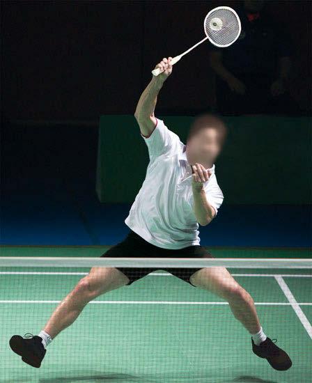 Der Spieler läuft dann rückwärts, schlägt den Ball in einer Sprungbewegung und macht gleichzeitig in der Luft eine Art Grätsche, um dadurch sofort wieder in die Vorwärtsbewegung zu kommen.
