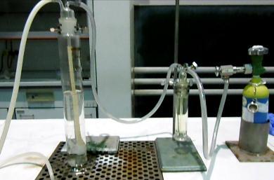 Versuch Singulettsauerstoff Cl 2 -Gas wird eingeleitet Lösung aus NaOH und H 2 O
