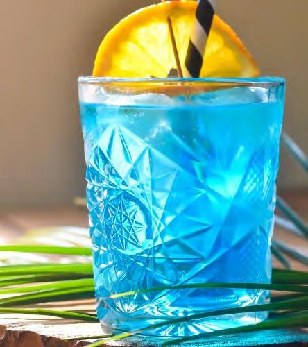 5. Blue Gin Delight 4 cl Blue Curaçao, 4 cl Gin, Saft von einer halben Limette mit Eiswürfel im