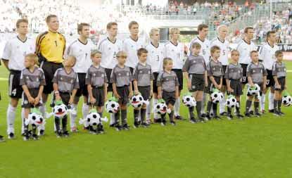 Länderspiel Das deutsche Team 2003 in Wolfsburg vor dem Spiel gegen Kanada während der Nationalhymne (v.li.