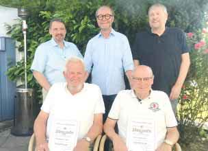 Bezirk Hannover Wilfried Claus und Willi Daseler (sitzend von links) sind jetzt Ehrenmitglieder des NFV-Kreises Schaumburg.
