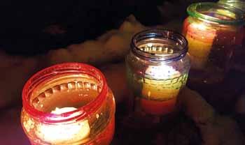 St. Johann Licht im Dunkel Kinder und Jugendliche stellten einen Sternenkometen mit Kerzengläser auf dem Spielplatz vor Einbruch der Dunkelheit auf.