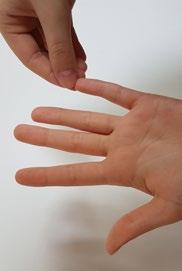 Der Zeigefinger einer Hand zeigt auf die Finger der anderen Hand.