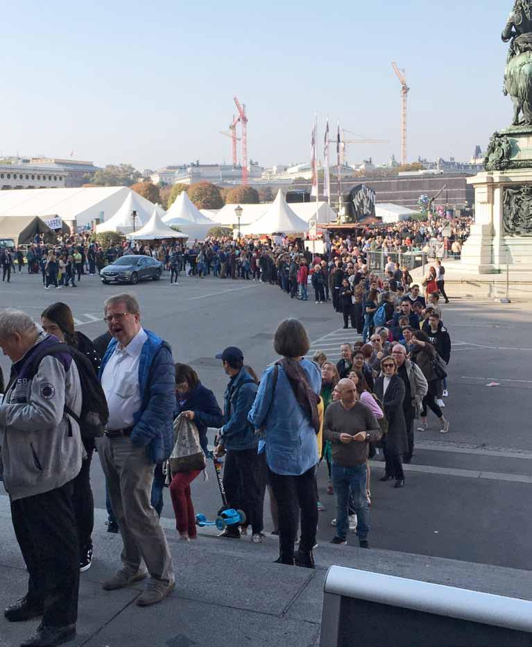 29 Fotos: hdgö BesucherInnen warten vor dem hdgö am 26. Oktober 2019, dem Tag der offenen Tür der Österreichischen Nationalbibliothek.