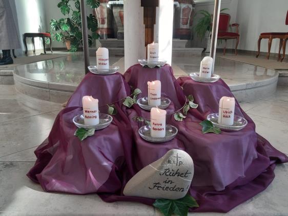 Allerheiligen/Allerseelen Zu einer schönen Tradition sind die gestalteten Kerzen für unsere Verstorbenen aus der Pfarrei geworden.
