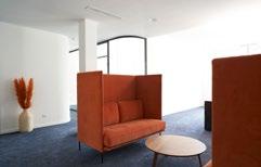 Loungesesseln und Schaukeln an der Decke; und die Werkbank mit zugehörigem Besprechungsraum.