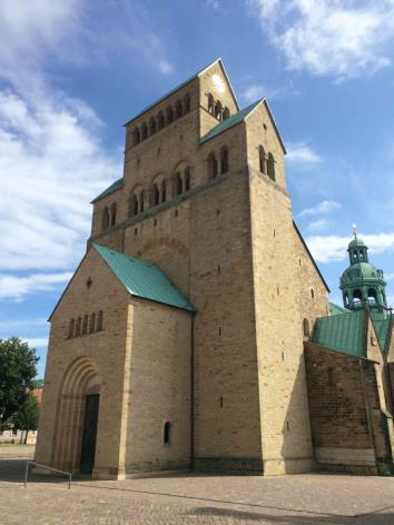 DIE GUTE NACHRICHT Kirchenschätze Gefällt Ihnen unser schöner Dom? Ich bin oft in Hildesheim. Dann stehe ich beeindruckt davor wie es das Foto zeigt.