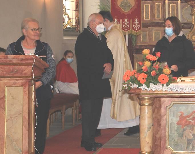 Die Sprecherin des Gemeindeteams, Dorothea Mattes und die Vorsitzende des Kirchenchors, Anita Hämmerle nahmen die Ehrungen vor.