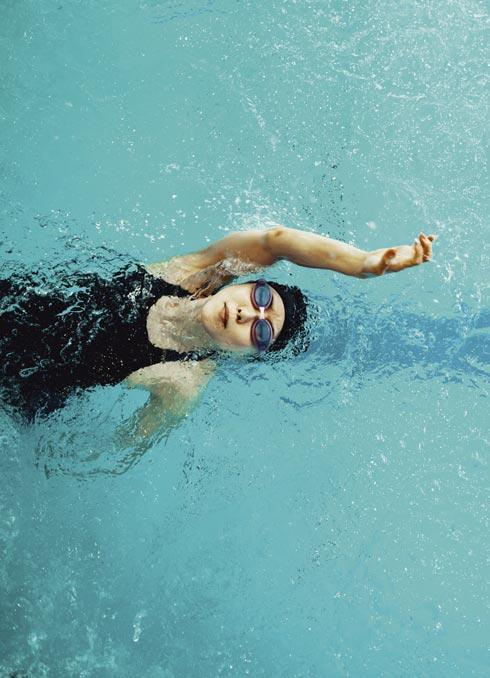 Aquafitness Aquafitness ist der ultimative Kick für alle, die gern im Wasser Ihre Fitness trainieren wollen: Der weiche und doch effektive Widerstand, den Wasser unserem Körper entgegensetzt,