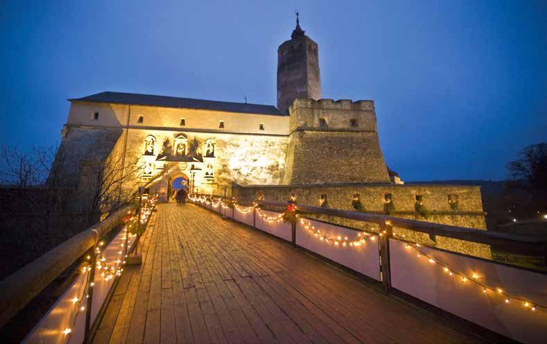Essen Reisen Der traditionelle Weihnachtsmarkt auf Burg Forchtenstein zählt mit seiner stimmungsvollen Beleuchtung zu den schönsten in Österreich Pannonischer Adventzauber Kaum ist im Burgenland das
