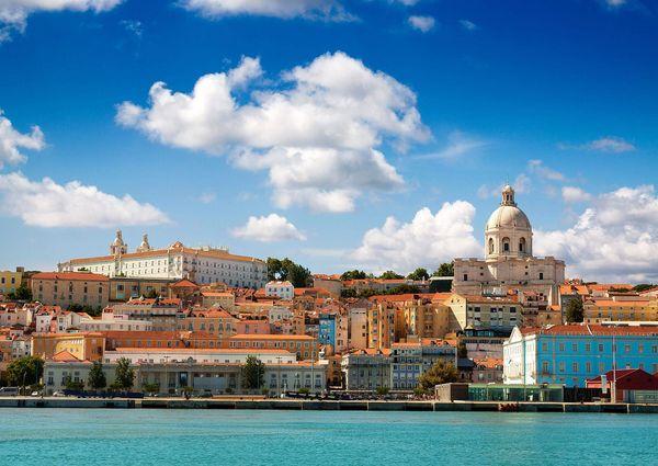 Lissabon Die fantastische Lage am Atlantik macht die europäische Kulturstadt Lissabon zum idealen Reiseziel. Paläste und weisse Wohnhäuser bedecken die sieben Hügel der portugiesischen Hauptstadt.