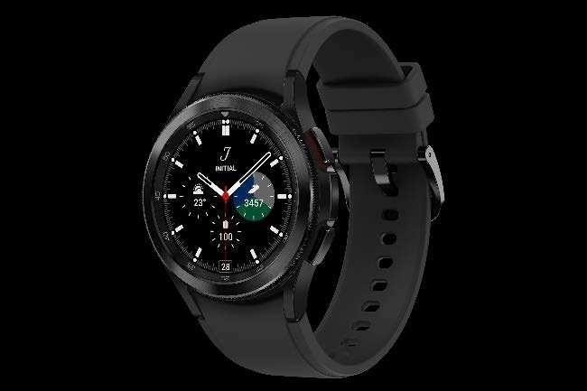 Deine Zeit. Deine Watch. Die Galaxy Watch4 Classic präsentiert sich stilvoll verpackt im Look traditioneller Uhrmacherkunst.