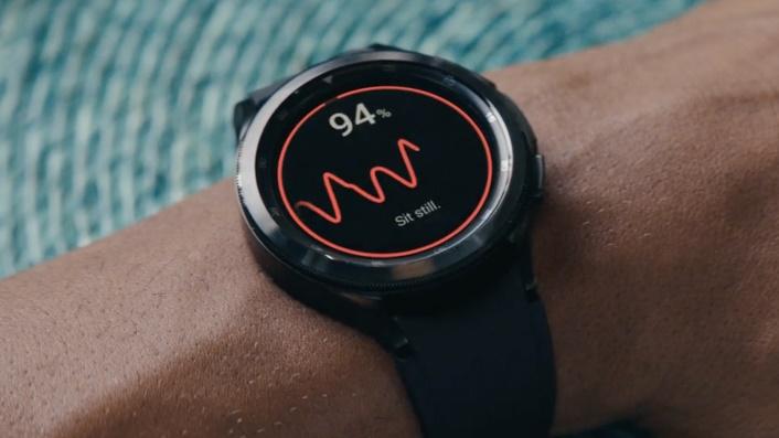 Die in der Smartwatch integrierten Sensoren zeichnen passend zur Trainingsart Leistungsdaten wie Herzfrequenz, zurückgelegte Strecke oder Anzahl der Wiederholungen auf.