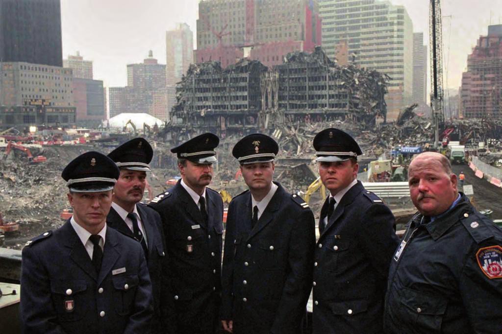 Ground Zero: Eine Delegation der Feuerwehr Hamburg (von links) Stefan Bobzin, Ottfried Bösche, Jörg Schallhorn, Olaf Huth und André Sommer mit Pat Finnegan, FDNY-Pensionär, vor den Trümmern der Twin