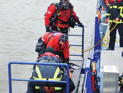 LBZ Personenrettung: Rettung und Versorgung Verletzter kann mit Hilfe einer Taucherplattform durchgeführt werden hier die SEGT der Feuerwehr Hamburg bei der Erprobung.
