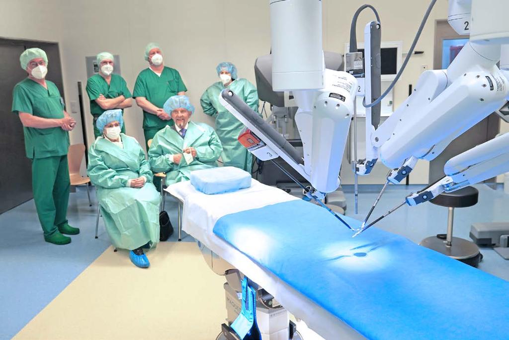 Der OP-Roboter der Mühlenkreiskliniken am Krankenhaus Lübbecke wurde finanziert von dem Ehepaar Gauselmann. Der Vorstandsvorsitzende der Mühlenkreiskliniken Dr.