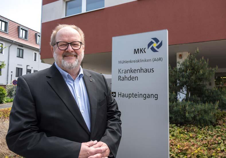 Kreis Patientenfürsprecher Ulrich Hartmann vor dem Krankenhaus Rahden. der Patienten und Angehörigen an die entsprechenden Stellen weiter.