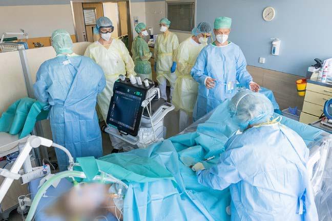 12 Einblicke in die Intensivstation Fotoreportage zeigt die Arbeit auf der Covid-Station Um die Lunge zu entlasten, werden Intensivpatientinnen und -patienten