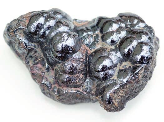 Diese metallhaltigen Mineralien bilden ein Gemisch mit anderen Mineralien (technisch als Gangart bezeichnet) wie z. B. Quarz oder Feldspat. Gebräuchliche Eisenerze sind z. B. Magnetit, Hämatit, Limonit, Siderit und Pyrit.