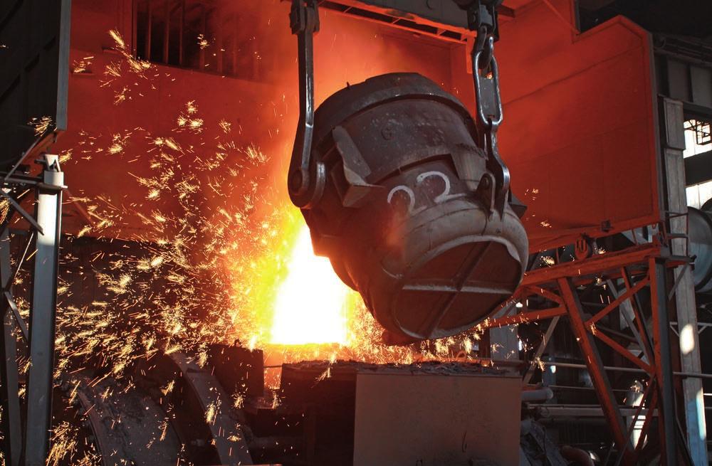 Werkstoff Der Hochofen ist eine großtechnische Anlage, mit der aus den aufbereiteten Eisenerzen in einem fortwährenden Reduktions- und Schmelzprozess flüssiges Roheisen gewonnen wird.