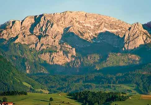 95 Murnau Nur das Beste für Körper und Seele Der Indoorpool mit seiner Panoramafensterfront verwöhnt die Badegäste mit einem traumhaft schönen Blick bis weit in die Tiroler Alpenwelt.