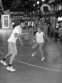 Pässe spielen wie Dirk Nowitzki oder den großen Michael Air Jordan nachahmen - das können die Teilnehmer der NRW Street-Basketball Tour 2003. In Essen wird sie die achte Station einlegen.