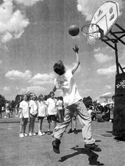 44 Angesagter Sport: Streetbasketball ist bei Kindern und Jugendlichen sehr beliebt.
