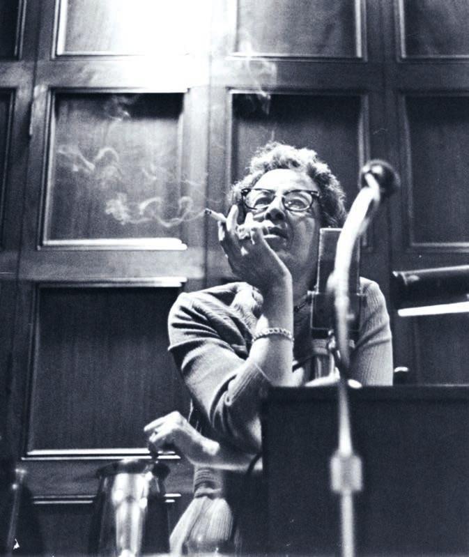KULTURTIPP / IMPRESSUM 9 Ausstellung Hannah Arendt im Literaturhaus Hannah Arendt an der University of Chicago, 1966 Art Ressource, New York / Hannah Arendt Bluecher Literary Trust Foto: unbekannt
