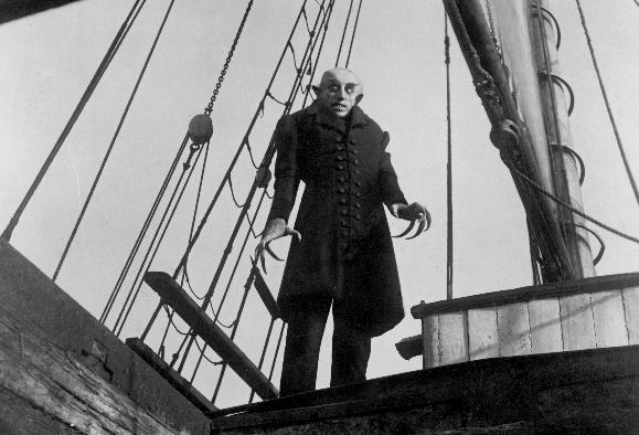 den Rücken zu jagen. Mit Nosferatu erschien dann jedoch eine Figur auf der Leinwand, die alle bisher gekannten Schrecken in den Schatten stellte.