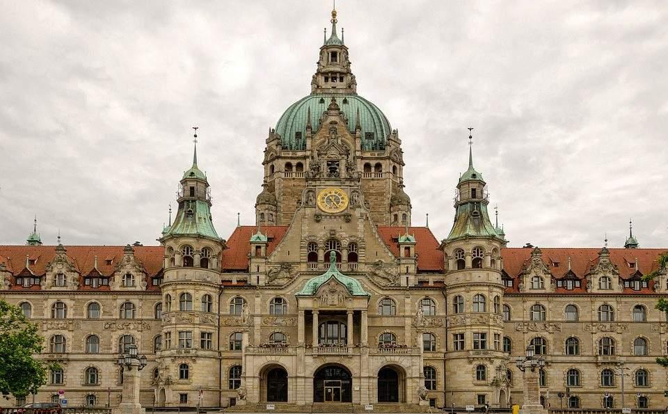 WILLKOMMEN IN. HANNOVER. Die Stadt Hannover zählt mit etwa 556.695 Einwohnern zu den 15 größten Städten Deutschlands. Sie liegt im Schnittpunkt der Verkehrsachsen Nord-Süd und Ost-West.