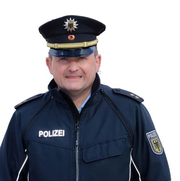 Titelthema Interview mit Olaf Petersen Diese Einsatzlage wird im Kopf gewonnen. Olaf Petersen ist stellvertretender Leiter der Bundespolizeiinspektion (BPOLI) Bremen.