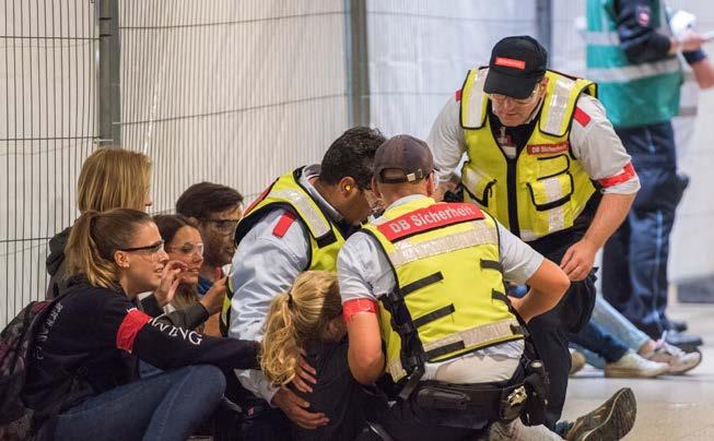 Titelthema Außenansicht Bundespolizei ist stärkster Partner in Sachen Sicherheit und Ordnung Mitübende Mitarbeiter der DB Sicherheit am Hauptbahnhof Hannover unterstützen beim Retten der Verletzten.