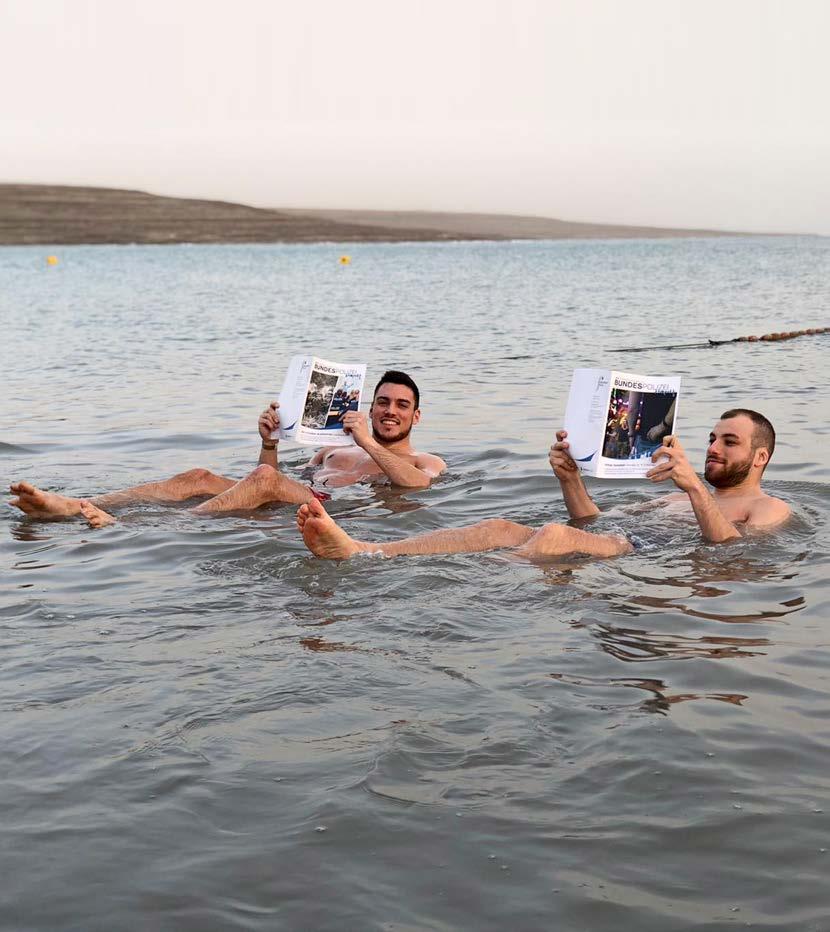 Auch im Urlaub die kompakt dabei Philipp Assmann und Jan Ben Brahim im Toten Meer (Israel) Schicken auch Sie uns Ihre Schnappschüsse oder