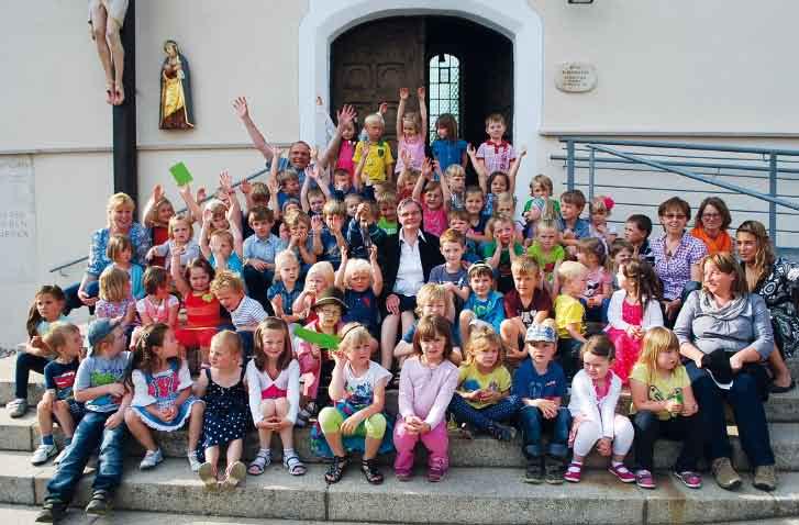 22 Chronikbericht 100 Jahre Kindergarten St. Johannes in Velburg Seit 100 Jahren wird in Velburg unter der Trägerschaft der Katholischen Kirchenstiftung der Betrieb eines Kindergartens ermöglicht.